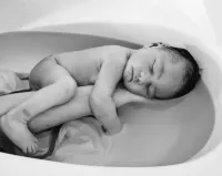 Le Thérapeutique bain bébé (TBB) : des professionnelles formées par Sonia Krief